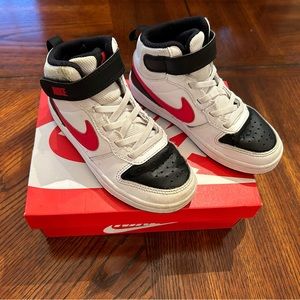 Like new!! Nike kids court mids!